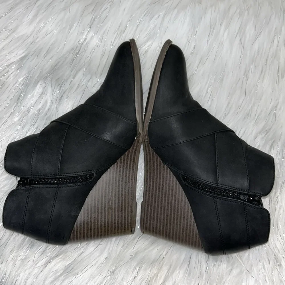 Maurices 11M Black Alexis Cross Strap Wedge Bootie